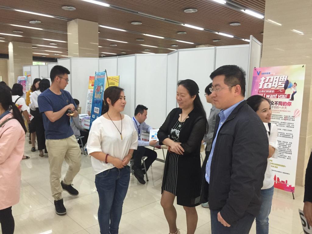 猫都论坛
成功举办化学生物专场招聘会