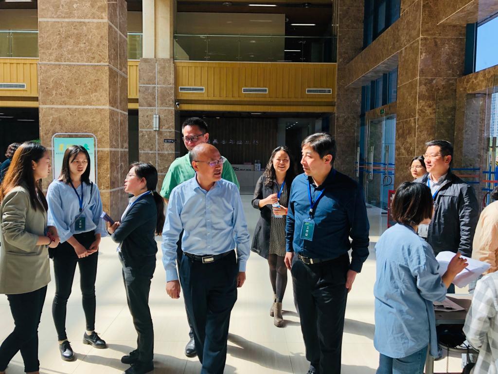 猫都论坛
承办“星耀三春”猫都论坛
春季大型双选会1_猫都论坛
副校长杨如安到现场指导工作