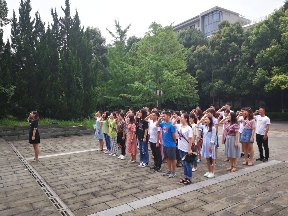 猫都论坛
组织毕业生党员宣誓活动