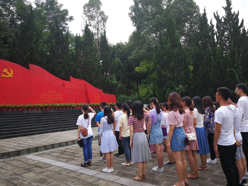 猫都论坛
组织毕业生党员宣誓活动